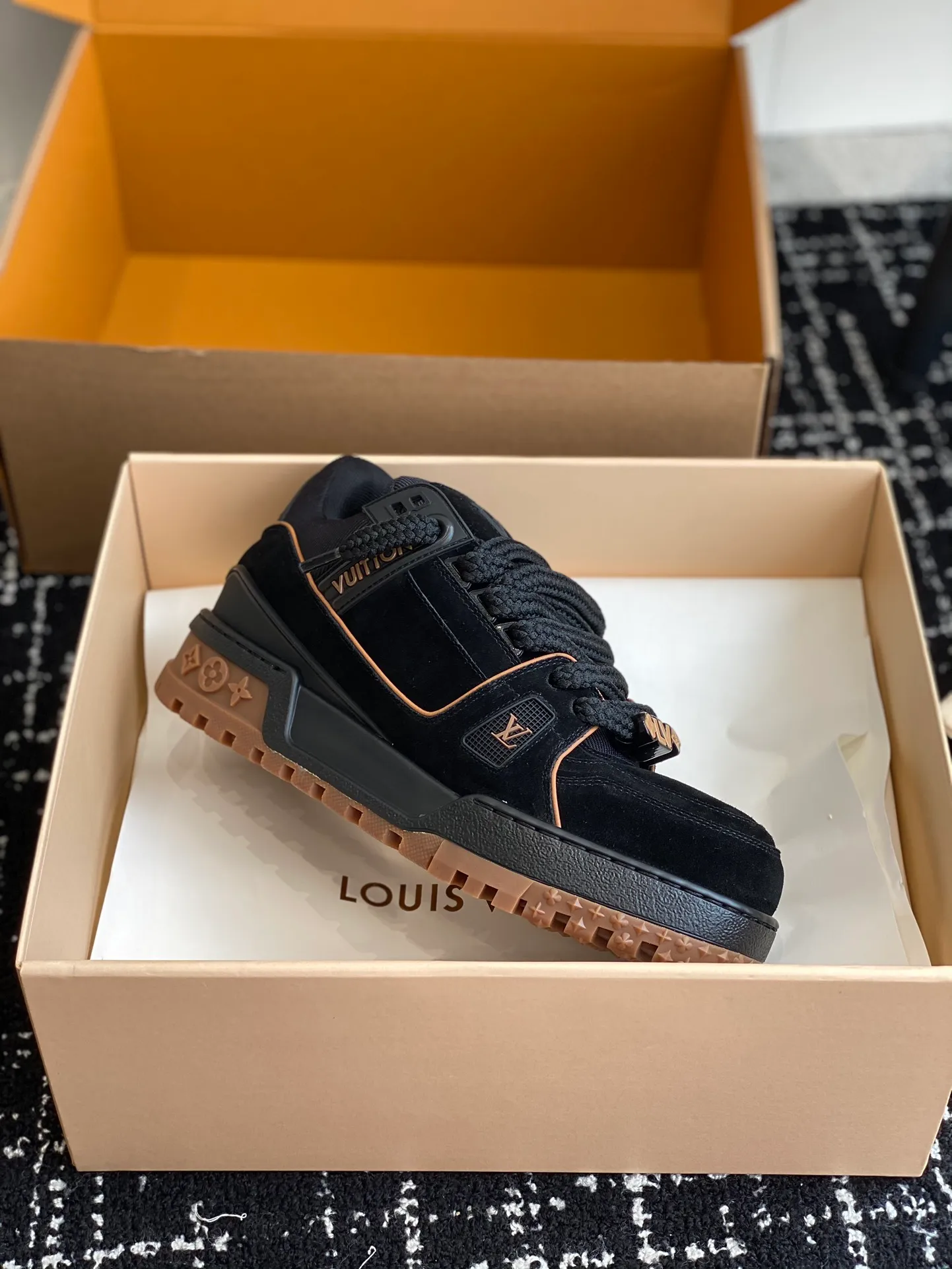 👟👟Ex-factory price 840👟👟 The latest upgraded version of lvtrainer Little Fatty 2023 is the same as the original version. Exclusive mold opening. Market ceiling level. Welcome to compare. At the Louis Vitton 2023 show, the new Trainer was unveiled. The new shoe style did not change much in the upper design, but the shoe shape became wider. Thicker and larger tongues replace the original visual effect. Since the launch of Lanvin bread shoes, this fat shoe style has become more and more popular!  Select imported calfskin/denim splicing/Yangjing material, exclusive molded outsole fasteners, decorative accessories can be removed at will!  Size: #35-45 (⚠️40 for women, 45 for men, customization is non-refundable)